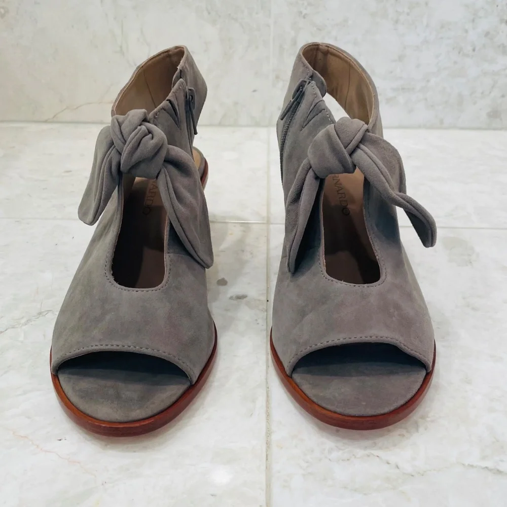 BERNARDO {6.5} Booties Gray Suede Knotted 